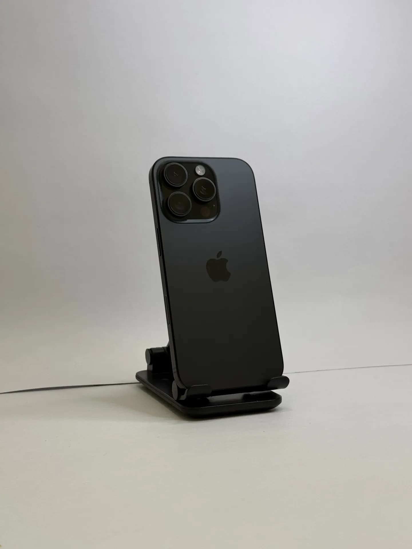 Pre-Owned Apple iPhone 16 Pro Max 512 Black Titanium — view 1